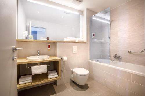奥帕提亚Hotel Ičići - Liburnia的浴室配有卫生间、盥洗盆和淋浴。