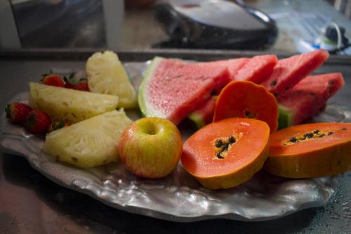 贝洛奥里藏特Pousada Lagoa的桌上的水果和蔬菜盘