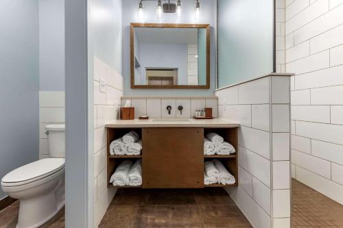 摩根敦The Cranberry, Ascend Hotel Collection的一间带水槽、卫生间和镜子的浴室