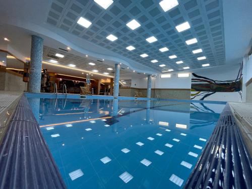 埃尔比勒凡皇家酒店的大楼内一个蓝色的大型游泳池