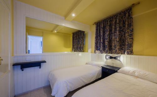 拉克鲁斯泰内吉亚公寓酒店的酒店客房设有两张床和窗户。