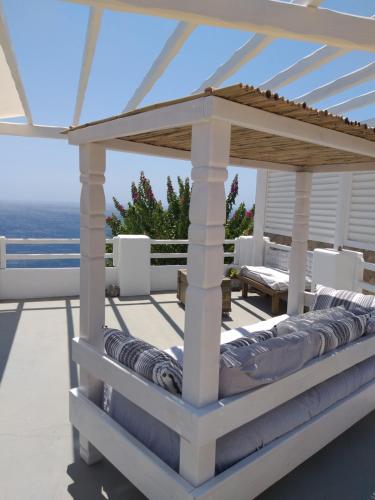 Agia Kiriaki BeachAigeis-milos的露台的凉亭,背景是大海