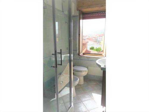 维拉普特祖Costa vacanze in low cost - IUN P2923的一间带卫生间、水槽和窗户的浴室