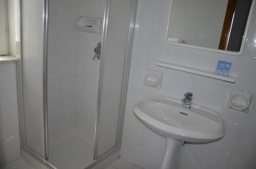 伊斯基亚U农村人旅馆的带淋浴和盥洗盆的白色浴室