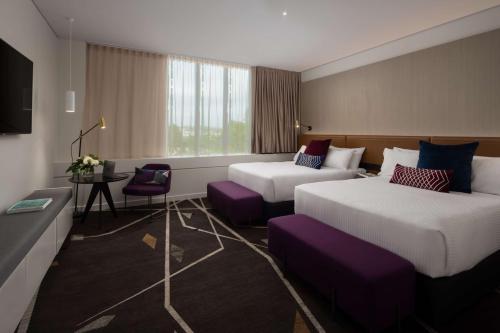 坎贝尔敦坎贝尔敦莱吉斯酒店的一间酒店客房,设有两张床和电视