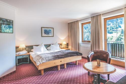圣安东阿尔贝格科提斯酒店的酒店客房配有一张床铺和一张桌子。