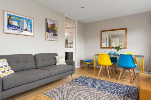贝尔法斯特Central Belfast Apartments, Salisbury的客厅配有沙发和桌子