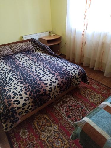 OkhtyrkaПетропавловская 16的一间卧室配有一张带豹纹图案的床铺