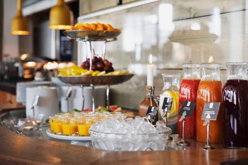 松兹瓦尔斯特兰德第一酒店的自助餐,包括饮料和水果,在柜台