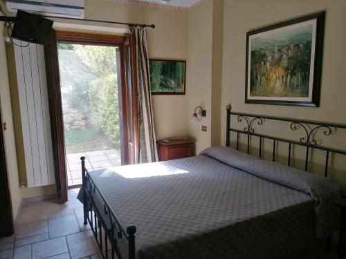 卡拉马尼科泰尔梅洛坎达巴罗酒店的一间卧室设有一张床和一个滑动玻璃门