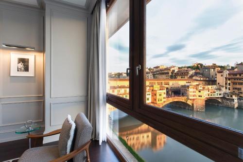 佛罗伦萨佛罗伦萨肖像酒店 -鲁嘉尔诺系列酒店的客房设有一个享有桥梁景致的窗户。