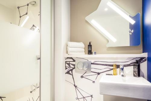 莫吉奥Ibis Budget Montpellier Aéroport Parc Des Expos的一间带水槽和镜子的浴室