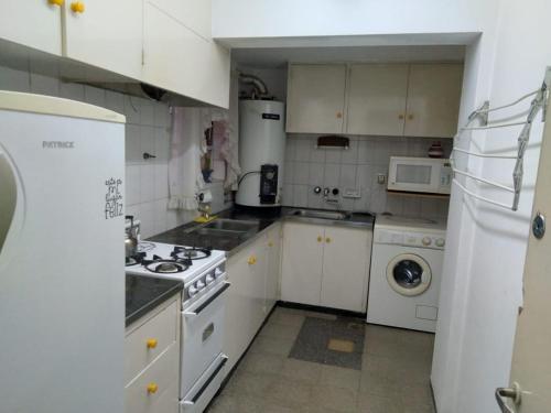 门多萨Hermoso departamento en Mendoza的厨房配有白色家电和白色冰箱