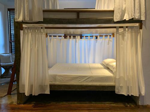 Kaha Island Stay客房内的一张或多张双层床