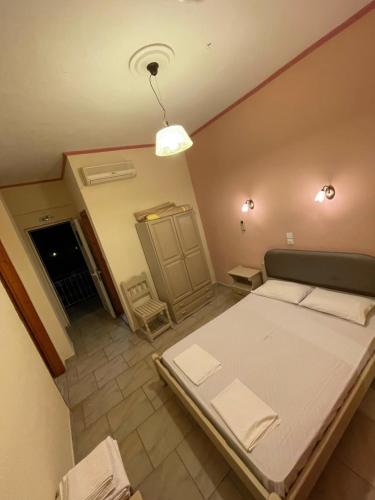 帕尔加Alex Bar APARTMENTS SARAKINIKO的卧室享有高空美景,配有一张大床