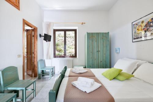 奥列纳S'Enis Monte Maccione的配有一张床和一张桌子及椅子的房间