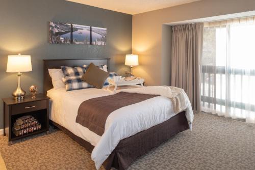 里诺Thunderbird Resort Club的一间卧室设有一张大床和一个窗户。