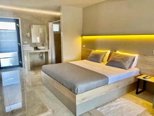 科佩尔里斯杰克客房酒店的一间卧室配有一张带黄色床头板的大床