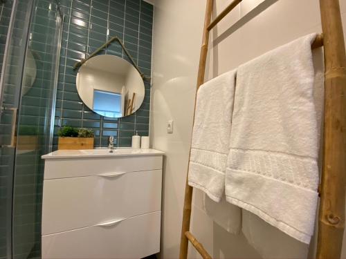 法蒂玛Santuário Fátima - Host 2AP5的浴室设有白色水槽和镜子