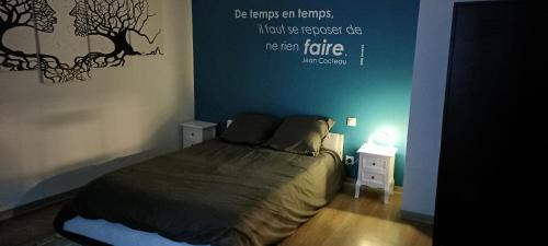 MontournaisGîte de La Bicyclette的卧室配有一张墙上引用的床