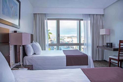 特皮克弗雷朱尼佩罗塞拉酒店的酒店客房设有两张床和窗户。