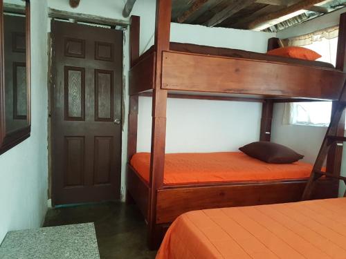 Mi Casa en la Playa客房内的一张或多张双层床
