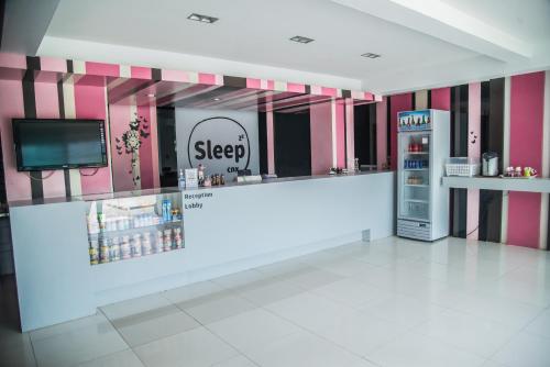 清迈Sleep CNX的一个带柜台和冰箱的商店