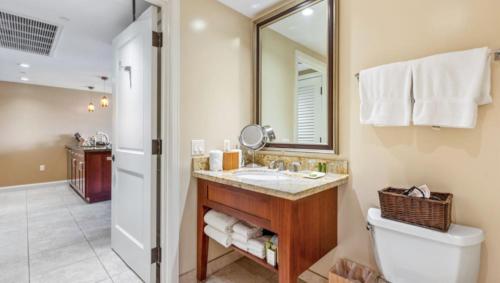 拉海纳1 BR Luxury Condo in Presitigious Honua Kai Resort #k430的一间带水槽、卫生间和镜子的浴室