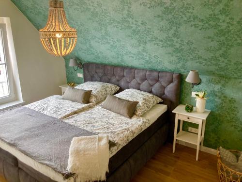 塔勒Traumhaus Thale mit Sauna und Kamin的一间卧室设有一张床和绿色的墙壁