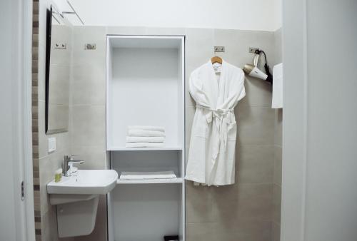 敖德萨Residence Odesskij Dvorik的浴室墙上挂着白色的长袍