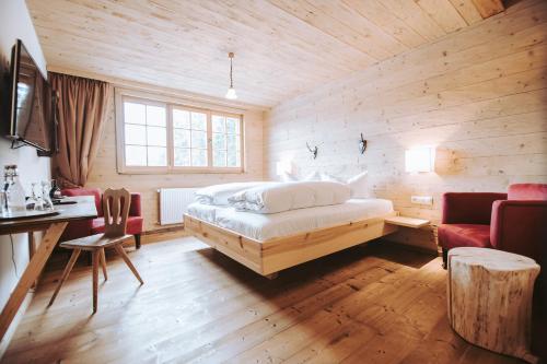 菲希特尔贝格Hotel Am Fichtelsee的木制客房内的一间卧室,配有一张床