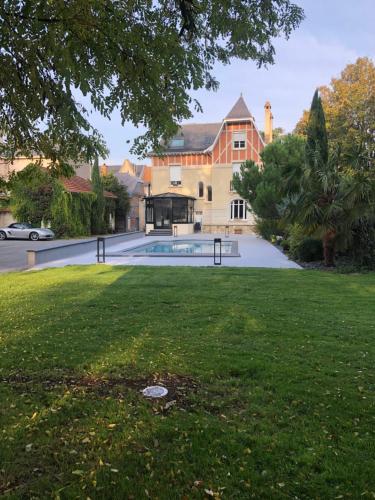 Isles-sur-Suippe纳塔莉别墅旅馆的一座大房子,在庭院里设有一个游泳池