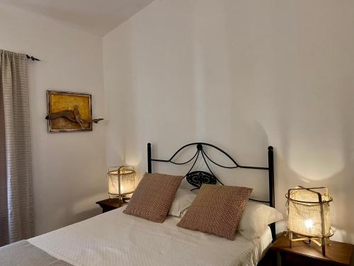 VaiamonteQuinta dos Amarelos的一间卧室配有一张带两盏灯的床。