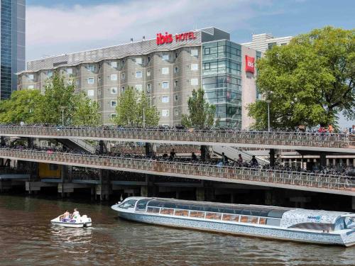 阿姆斯特丹阿姆斯特丹中心宜必思酒店的桥边的船,与建筑物相连
