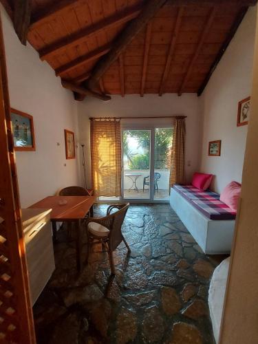 KoumeikaBeautiful house wiht sea view in Samos Island的一间卧室配有一张床、一张桌子和一张桌子