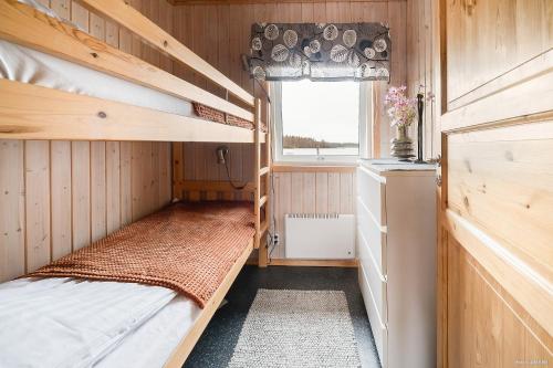博登First Camp Björknäs-Boden的小房间设有双层床和窗户