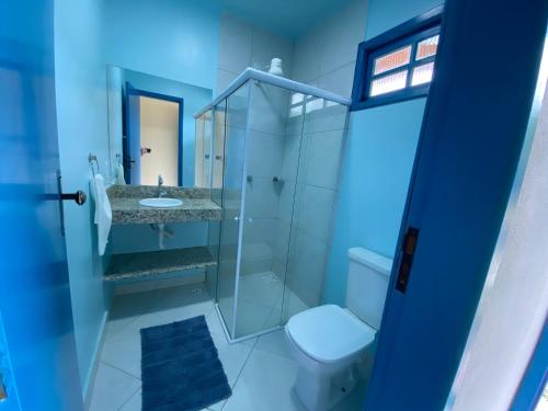 伊塔乌纳斯Pousada Nossa Casa的带淋浴、卫生间和盥洗盆的浴室