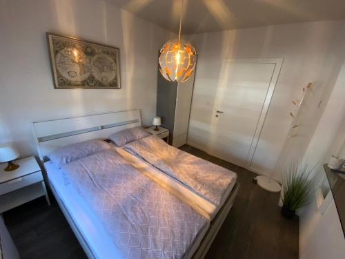 萨拉热窝Guesthouse Old Town的一间卧室配有一张床和吊灯