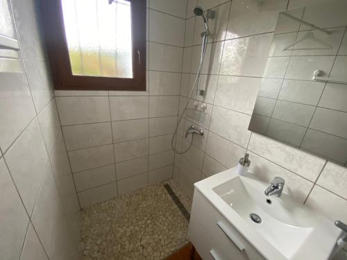La BonnevilleMaison chaleureuse avec un grand jardin的白色的浴室设有水槽和镜子