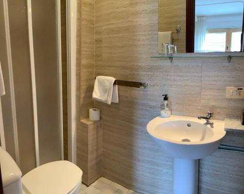 卢戈西班牙酒店的浴室配有白色水槽和卫生间。