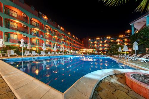 阳光海滩克可赤酒店的夜间在酒店前的游泳池