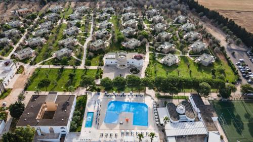 米内尔维诺迪莱切Dolmen Sport Resort的享有带游泳池的度假村的空中景致