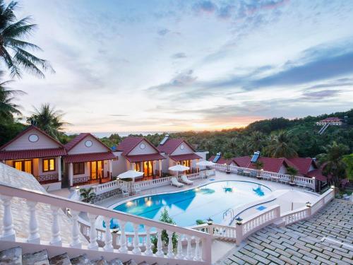 富国洪滨度假村的享有带游泳池的房屋的空中景致