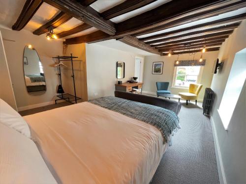 戴德姆The Marlborough Dedham的一间卧室配有一张大床和一张书桌