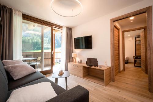 瓦尔迪登特罗Nira Mountain Resort Futura的带沙发和大窗户的客厅