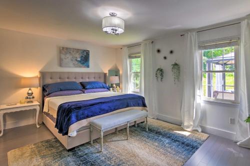 TaylorsLovely Mtn Cottage with Hot Tub, BBQ and Fire Pit!的一间卧室配有一张带蓝色枕头的大床