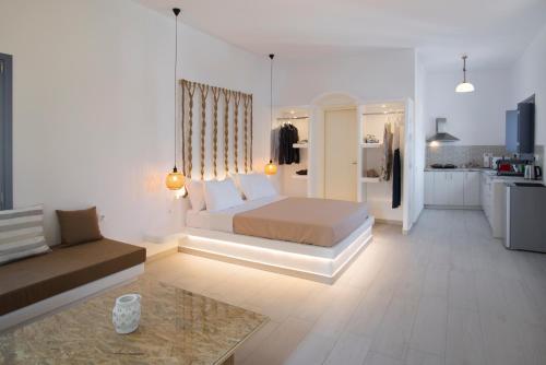 卡马利La Belle Vie - Santorini - Adults Only的一间白色卧室,配有床和厨房