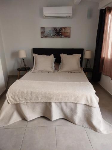 科尔特Casa Petra的卧室配有一张带白色床单和枕头的大床。