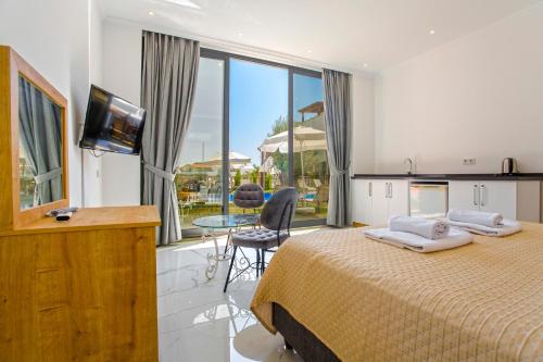 卡尔坎诺尔套房酒店的一间卧室设有一张床、一台电视和一个阳台。