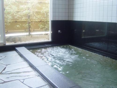 KaiyoSabi Katayama - Vacation STAY 56437v的浴室配有带水的浴缸。